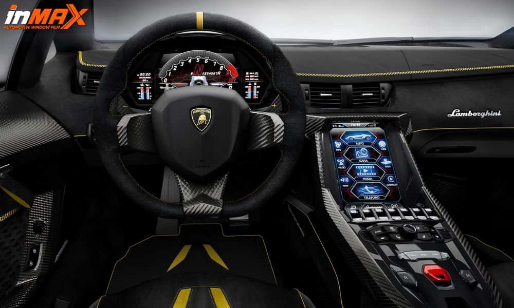 Lamborghini Centenario có một khoang lái đẹp mắt và tiện nghi
