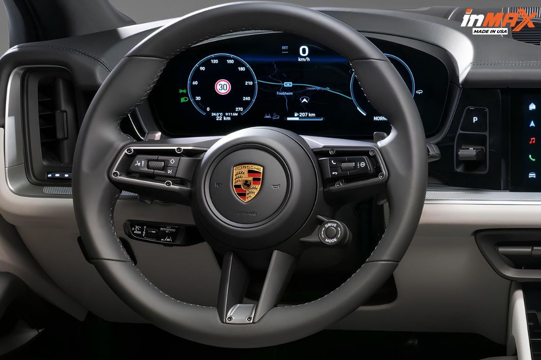 Vô lăng xe Porsche Cayenne 2024 là dạng 3 chấu và được bọc da cao cấp