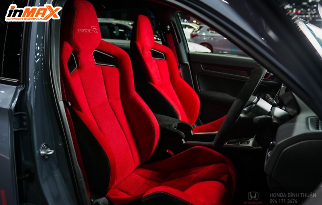Ghế xe màu đỏ vô cùng nổi bật và dễ gây ấn tượng