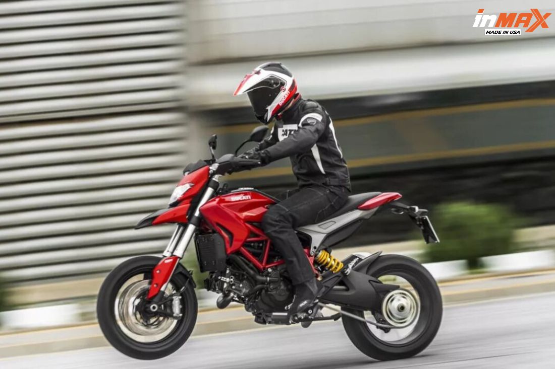 Ducati Hypermotard 821 được trang bị động cơ Testastretta 11°, 821cc