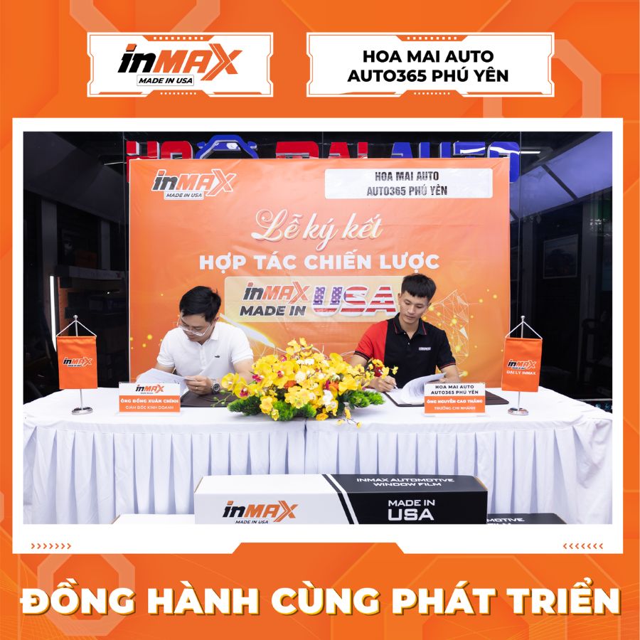 Ông Đồng Xuân Chính - Giám đốc Kinh doanh Inmax Việt Nam (Bên trái) và Ông Nguyễn Cao Thắng - Trưởng Chi nhánh Hoa Mai Auto - Auto365 Phú Yên (Bên phải)