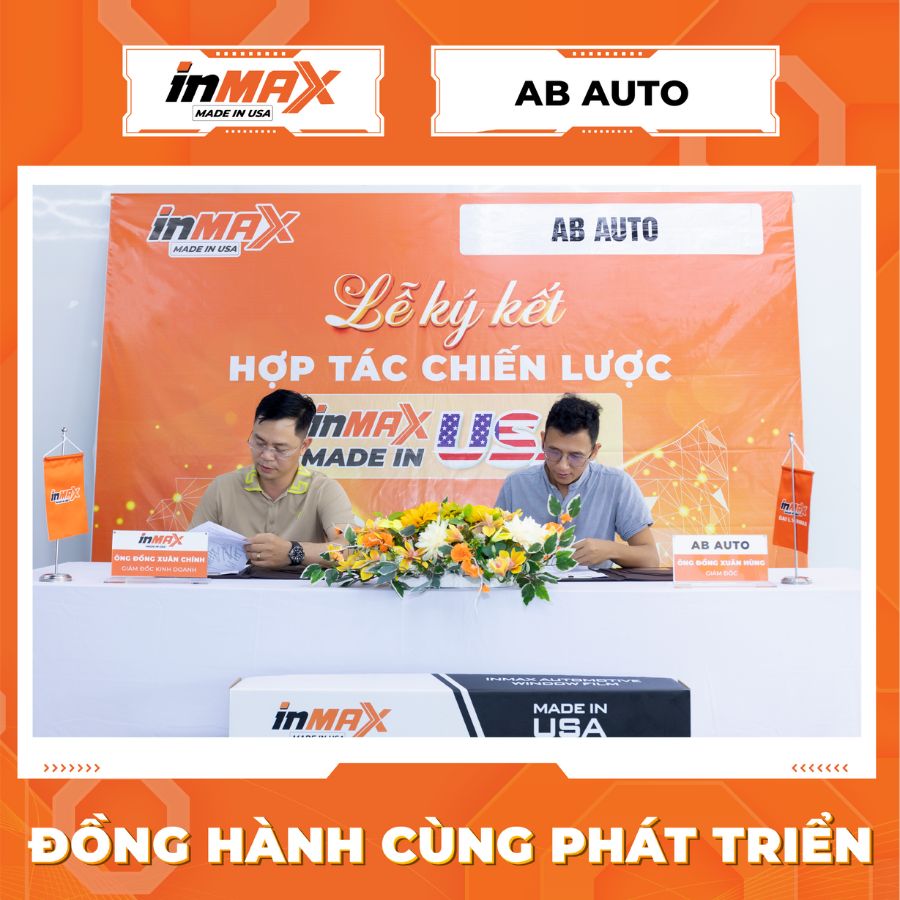 Đại diện phía INMAX và AB AUTO cùng đặt bút ký vào bản thỏa thuận hợp tác chiến lược