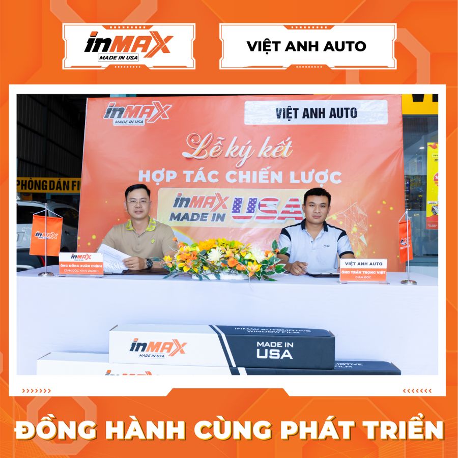 Đại diện phía INMAX và Việt Anh Auto cùng đặt bút ký vào bản thỏa thuận hợp tác chiến lược