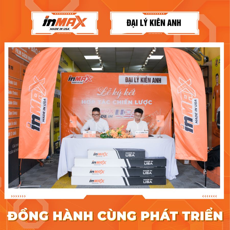 Đại diện phía INMAX và KIÊN ANH AUTO cùng đặt bút kỳ vào bản thỏa thuận hợp tác