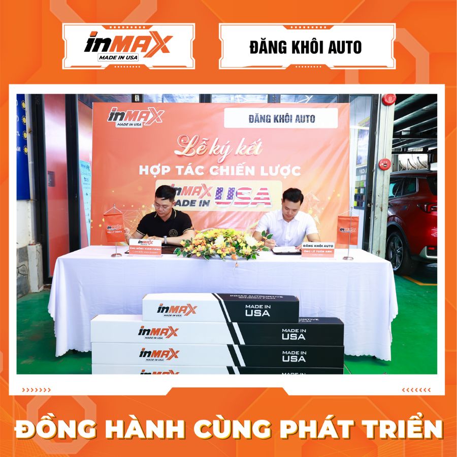 Đại diện phía INMAX và ĐĂNG KHÔI AUTO cùng đặt bút ký vào bản thỏa thuận hợp tác chiến lược