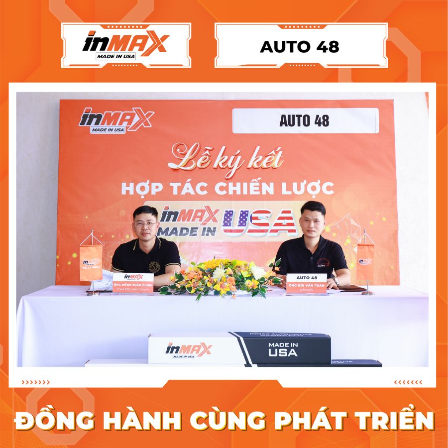 Đại diện phía INMAX và AUTO 48 cùng đặt bút ký kết