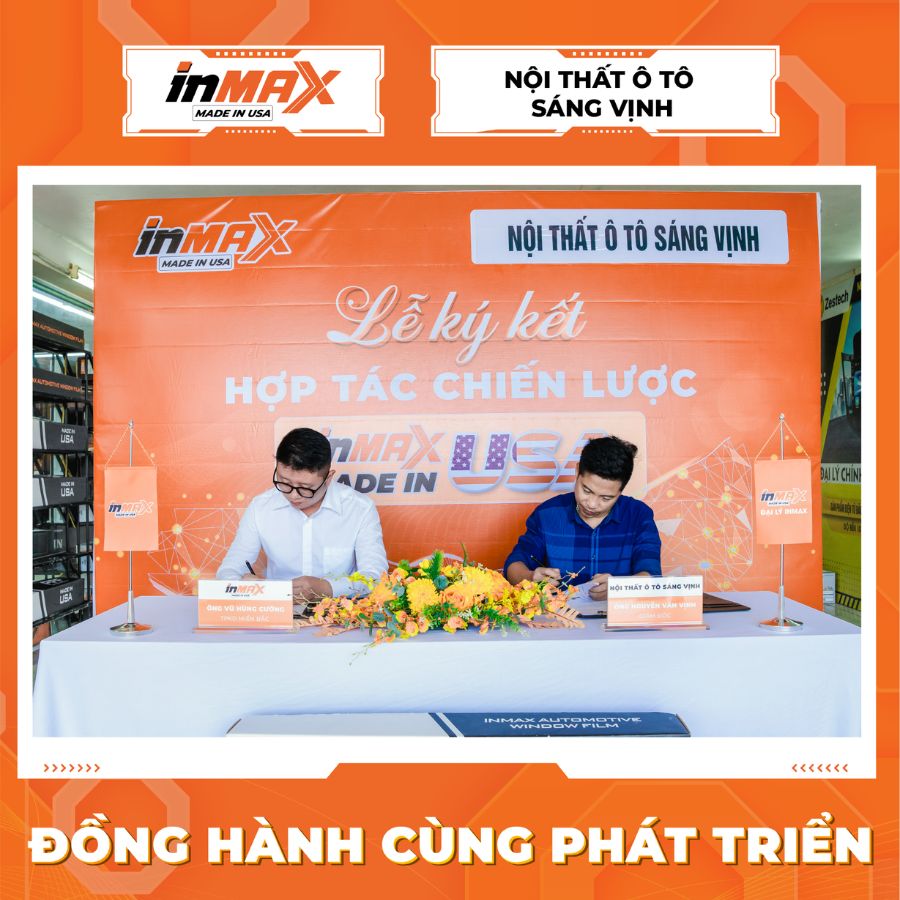 Đại diện phía INMAX và Sáng Vịnh Auto cùng đặt bút ký vào bản thỏa thuận hợp tác