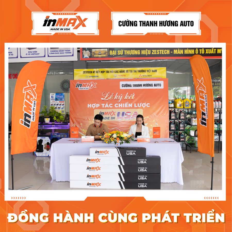 Đại diện phía INMAX và Cường Thanh Hương Auto cùng đặt bút ký vào bản thỏa thuận hợp tác chiến lược