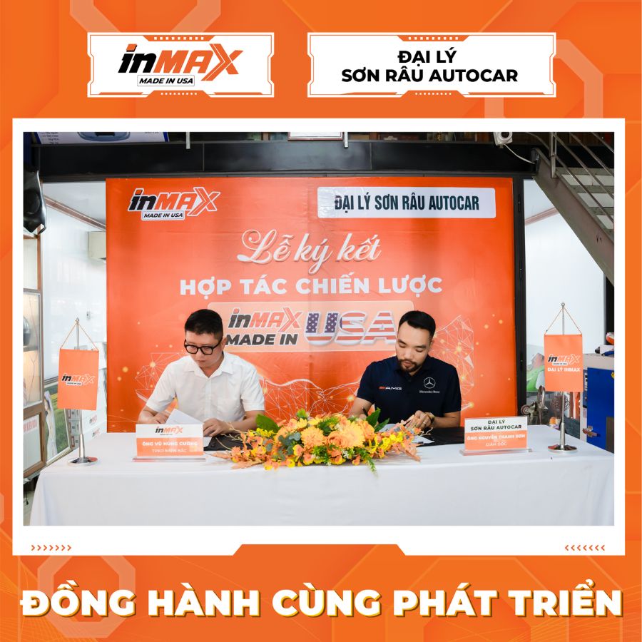 Đại diện INMAX và Sơn Râu AutoCar cùng đặt bút ký vào bản thỏa thuận hợp tác chiến lược