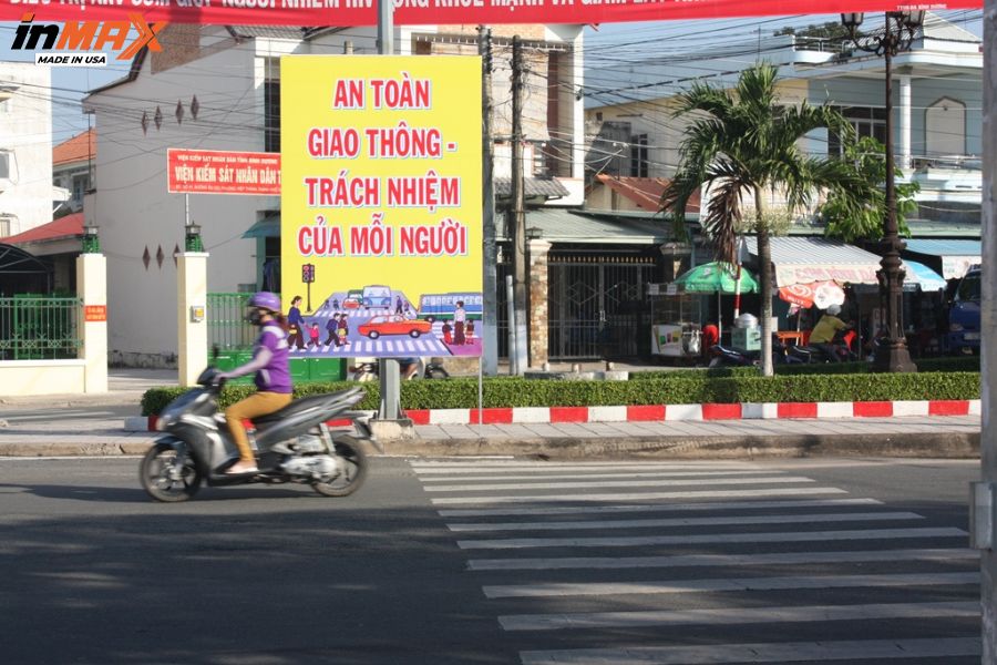 Băng rôn và poster vẽ khẩu hiệu an toàn giao thông