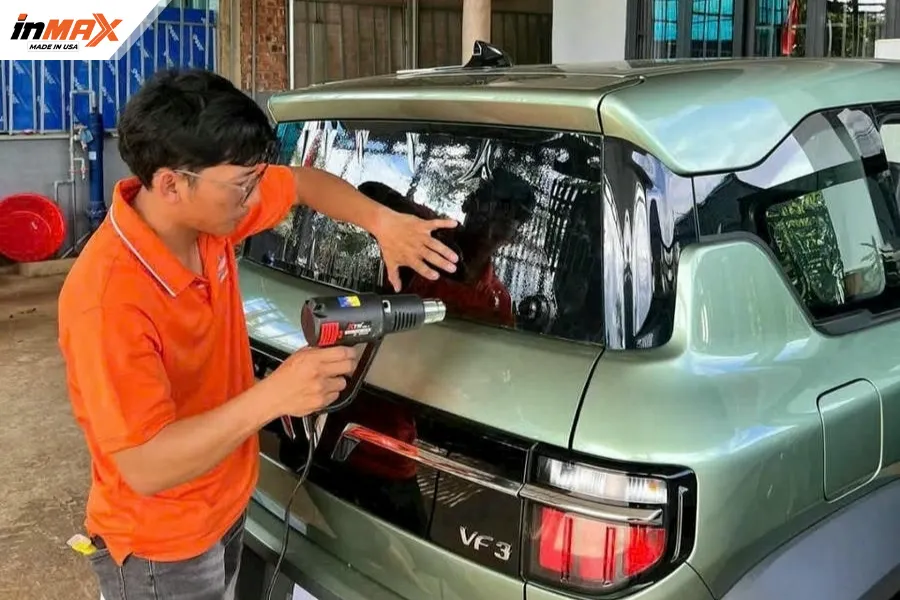 Quá trình thi công dán phim phản xạ nhiệt cho xe VinFast VF3 tỉ mỉ