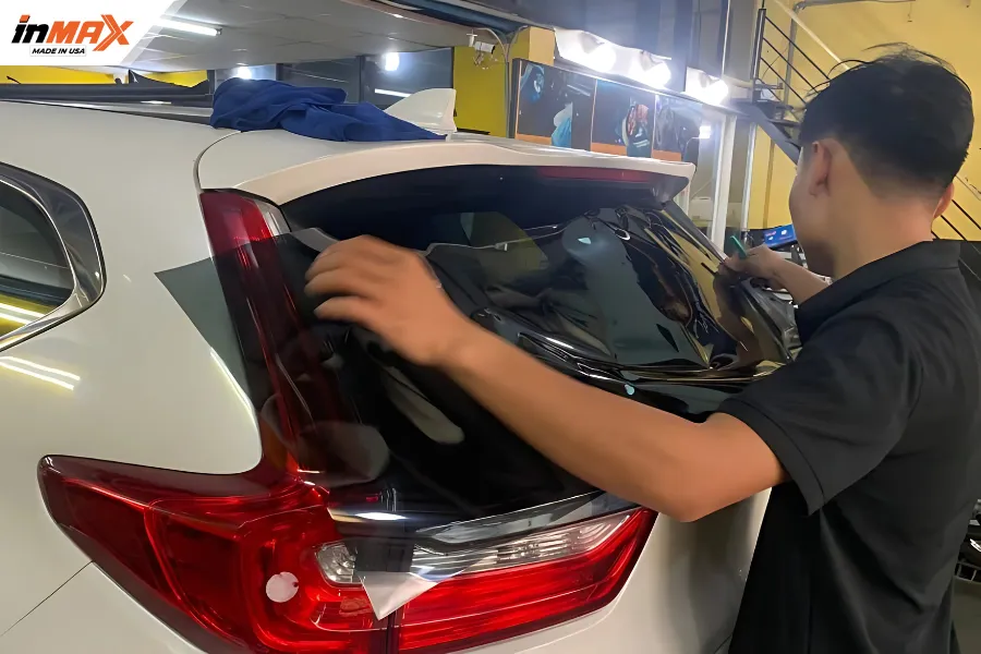 Các bước dán phim phản xạ nhiệt cho xe Ford Territory