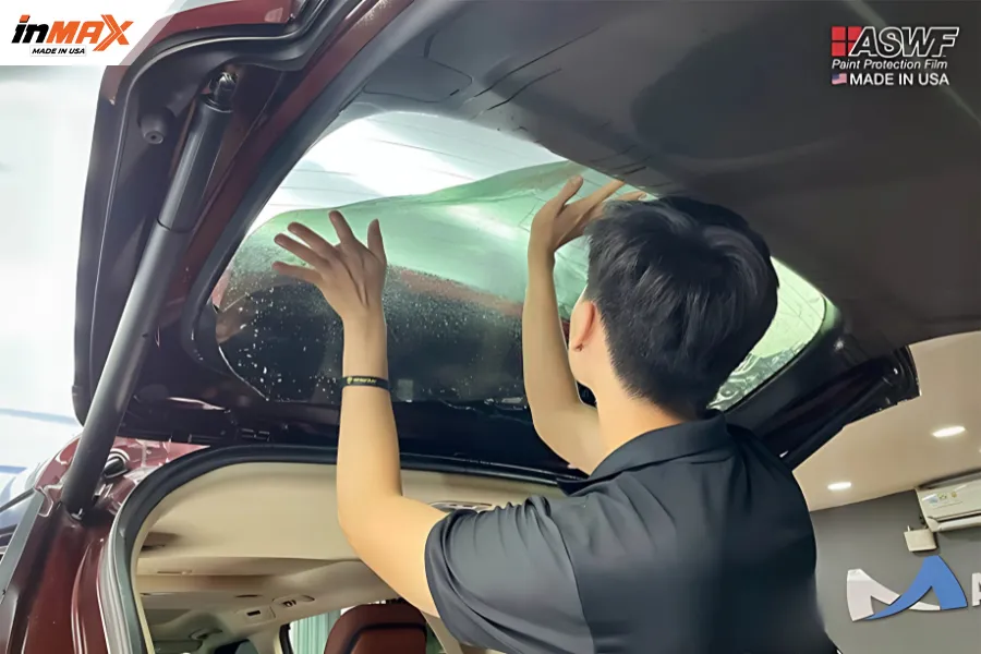 Các KTV đang thao tác dán phim phản xạ nhiệt cho xe Toyota Corolla Cross