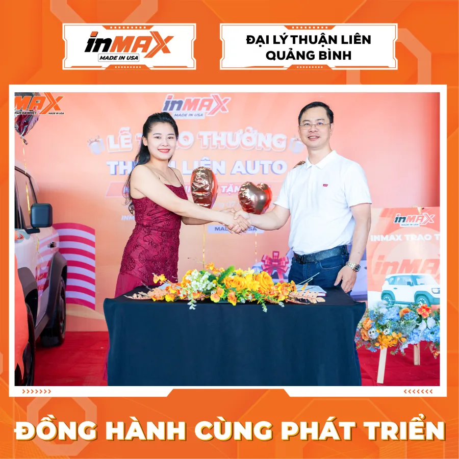 Đai diện Inmax Việt Nam trao tặng VinFast VF3 cho Đại diện Thuận Liên Auto