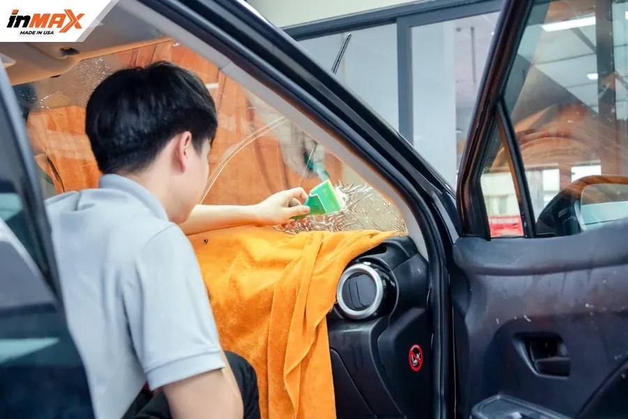Quy trình dán phim phản xạ nhiệt cho xe Nissan Teana