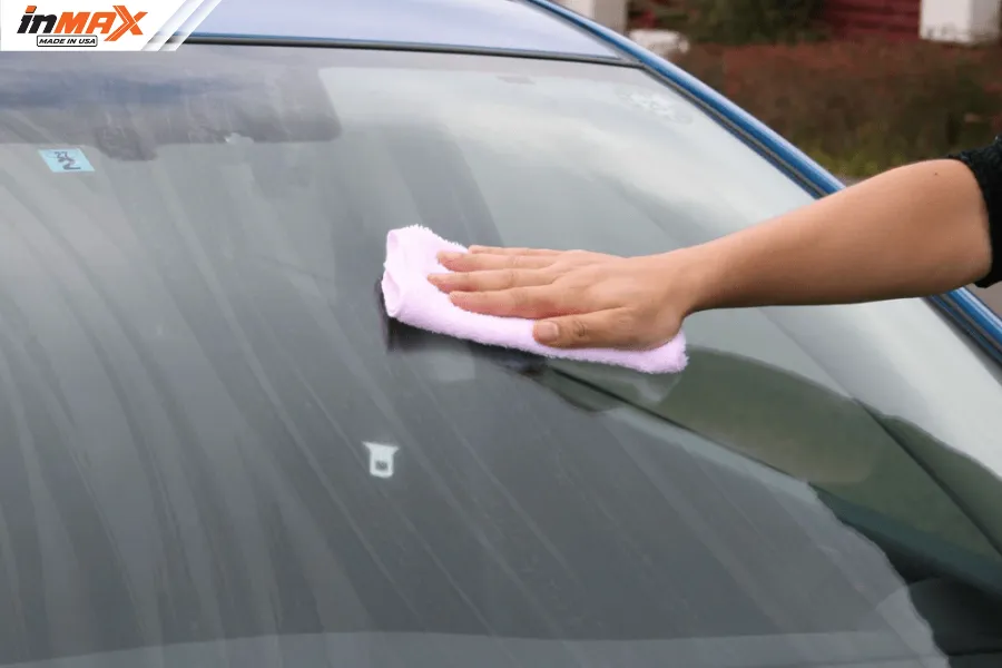 Hạn chế rửa xe và xịt nước vào khu vực kính mới dán