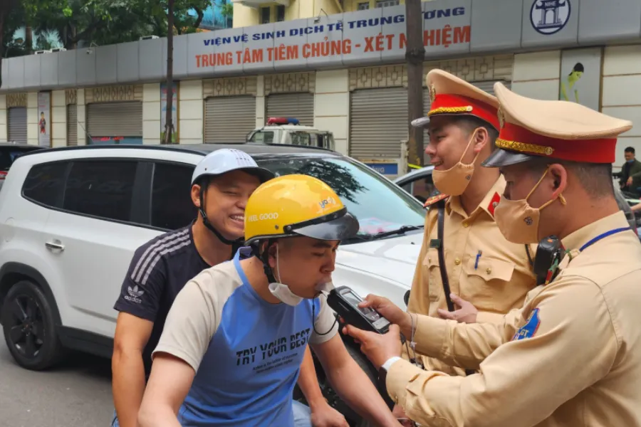 Người điều khiển xe máy cần tuân thủ luật pháp nghiêm chỉnh