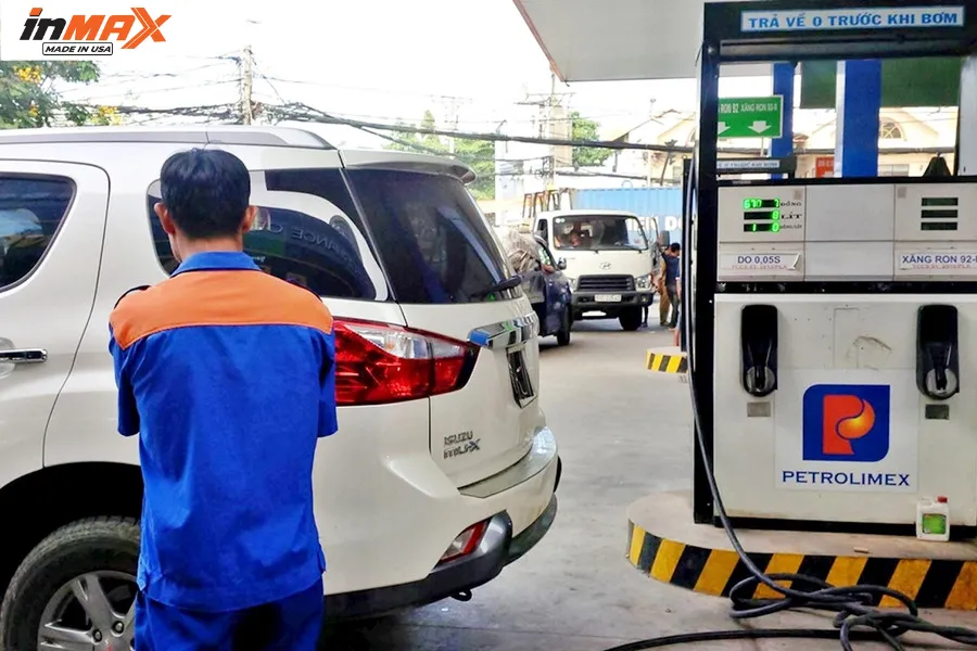 Dựa vào tỷ số nén động cơ để xác định ô tô nên đổ xăng 92 hay 95