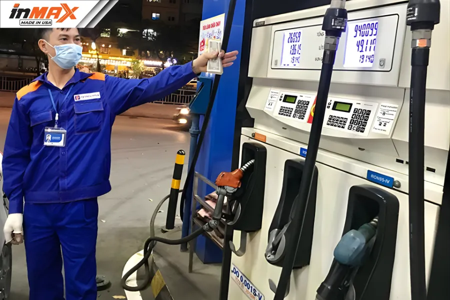 Không nên trộn lẫn xăng 92 và 95