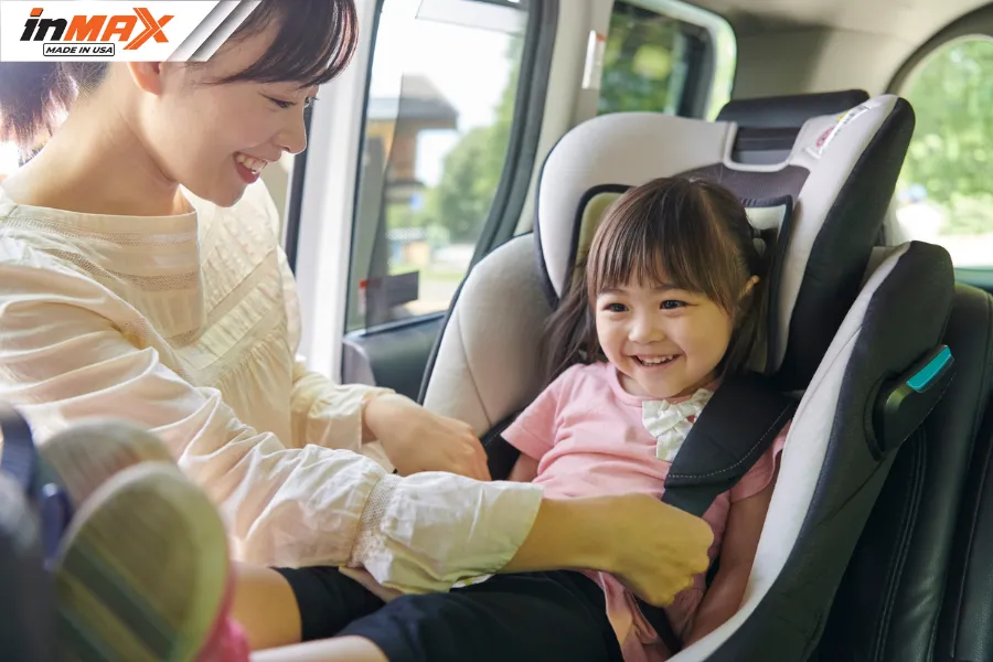 Pháp luật CẤM không cho trẻ em ngồi ghế trước ô tô