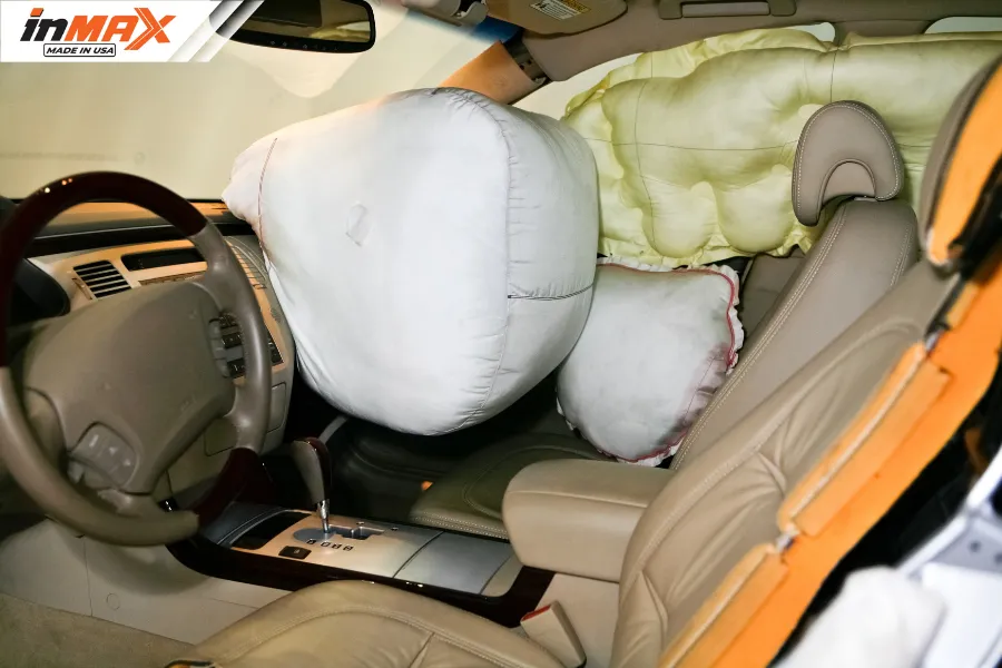 Trẻ em ngồi ghế trước ô tô nguy hiểm do túi khí bung có thể gây chấn thương nặng