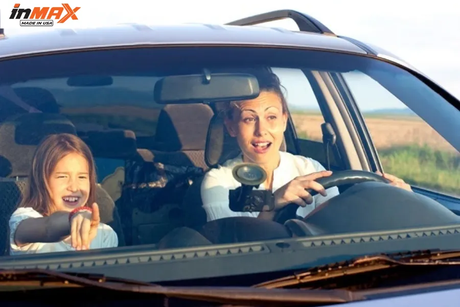 Trẻ em ngồi ghế trước ô tô gây phân tâm cho tài xế