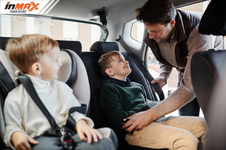 Không nên cho trẻ em ngồi ghế trước ô tô mà nên ngồi ở hàng ghế sau