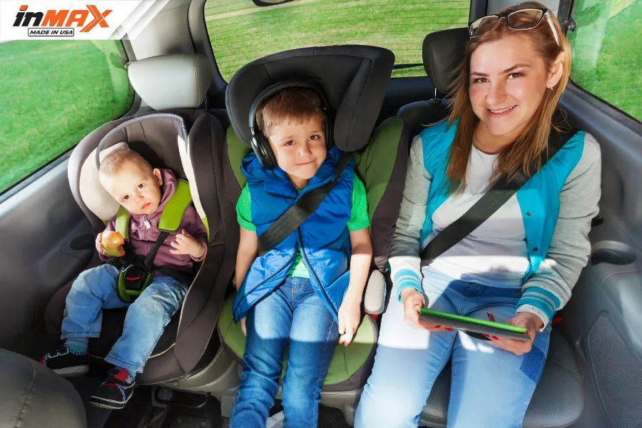 Không nên cho trẻ em ngồi ghế trước ô tô và nên trang bị thêm ghế an toàn cho trẻ em