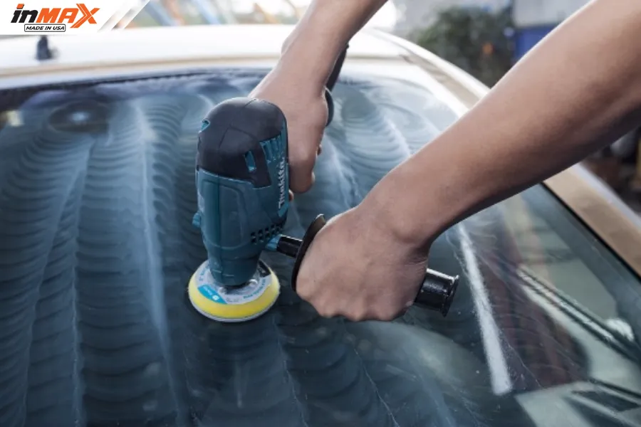 Đánh bóng kính ô tô bằng máy