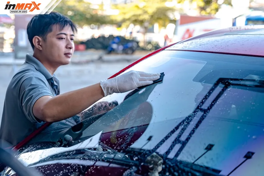 Lau theo chiều ngang rồi chiều dọc để đảm bảo hóa chất tiếp xúc đều