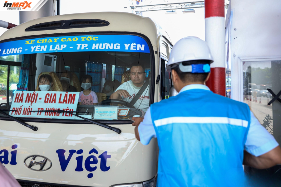 Xe khách đi qua Trạm thu phí