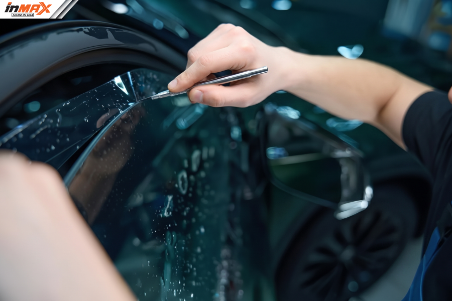 Bước 2: Đo kích thước cửa kính và cắt phim cách nhiệt