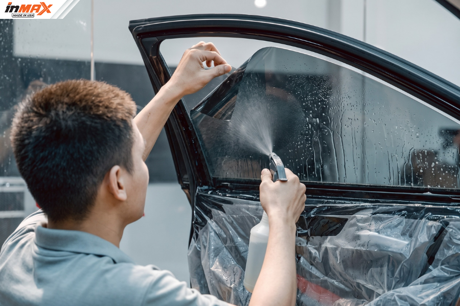 Bước 3: Xịt nước dung dịch lên bề mặt kính