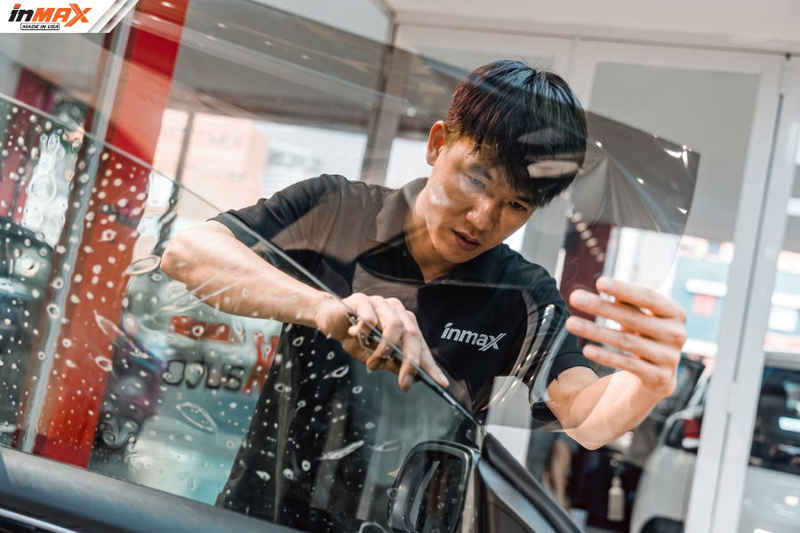 Bước 4: Bóc lớp màng bảo vệ phim cách nhiệt