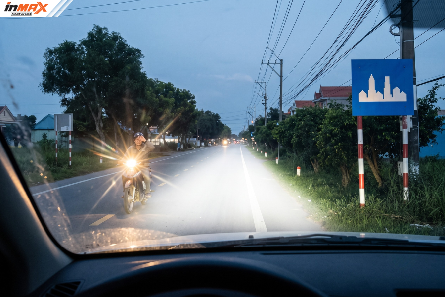 Sử dụng đèn pha ô tô trong khu vực đông dân cư