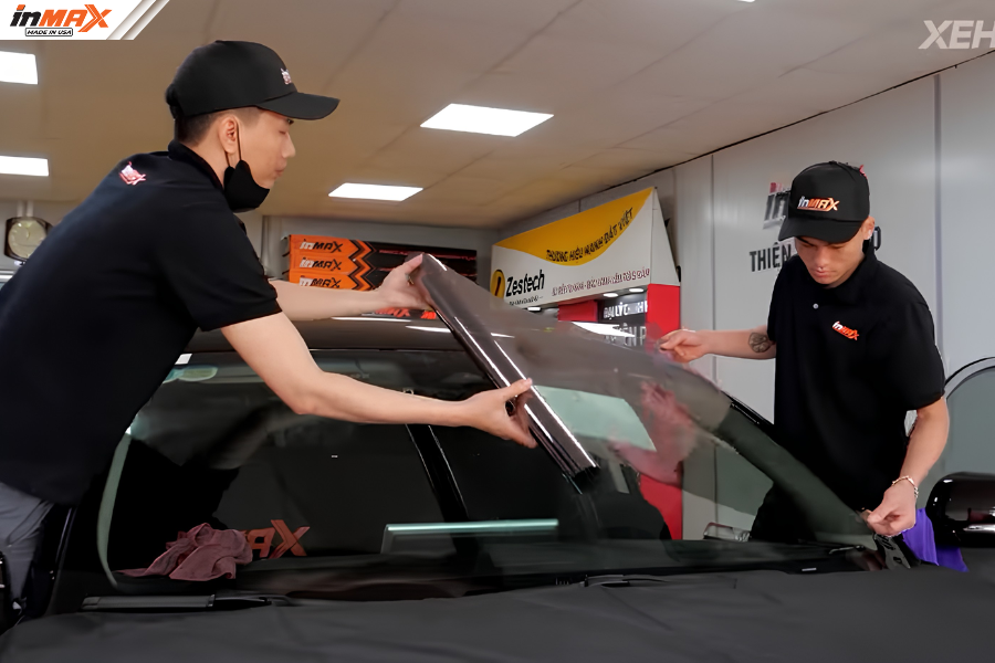 Dán phim cách nhiệt ô tô vị trí kính lái