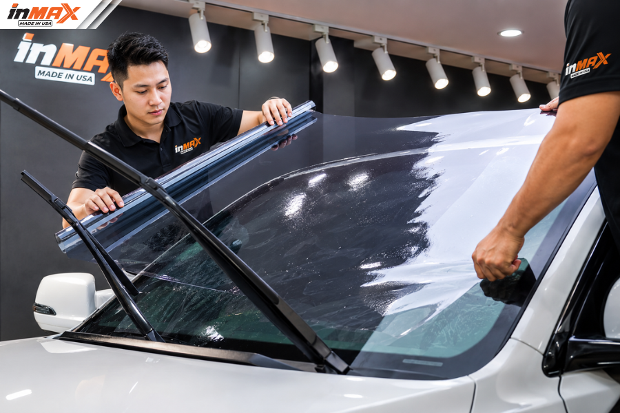 Dán phim cách nhiệt ô tô vị trí kính lái