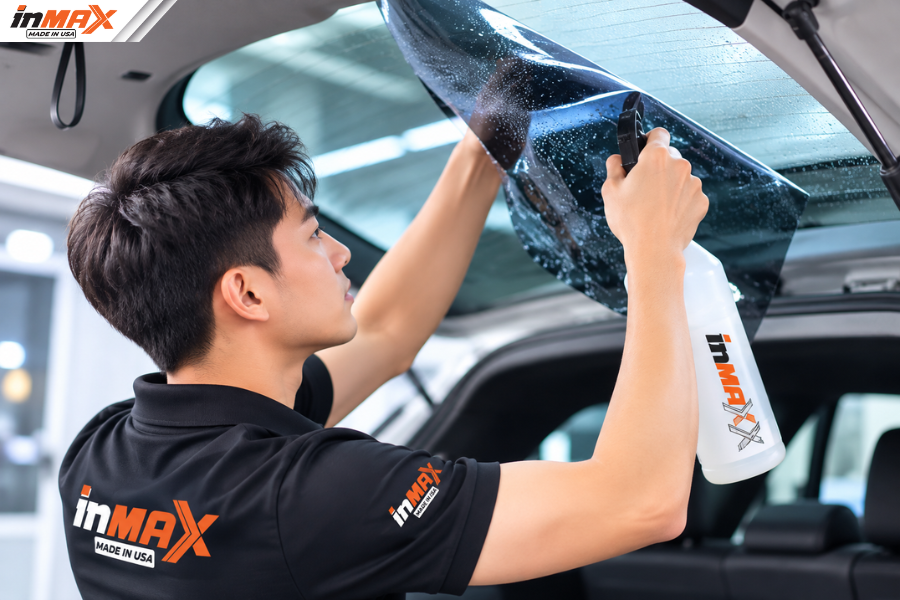 Dán phim cách nhiệt ô tô vị trí kính hậu