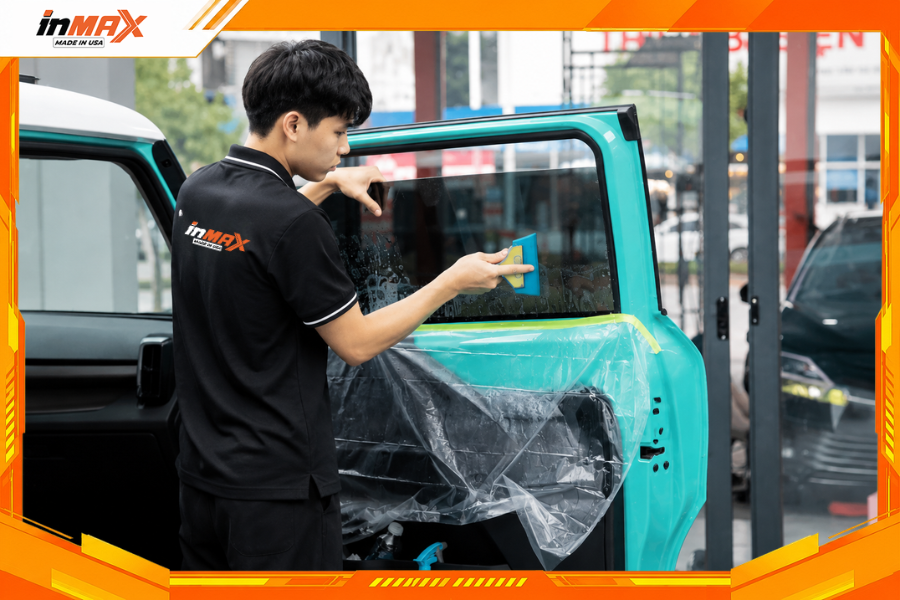 Dán phim cách nhiệt cho kính sườn xe VF3