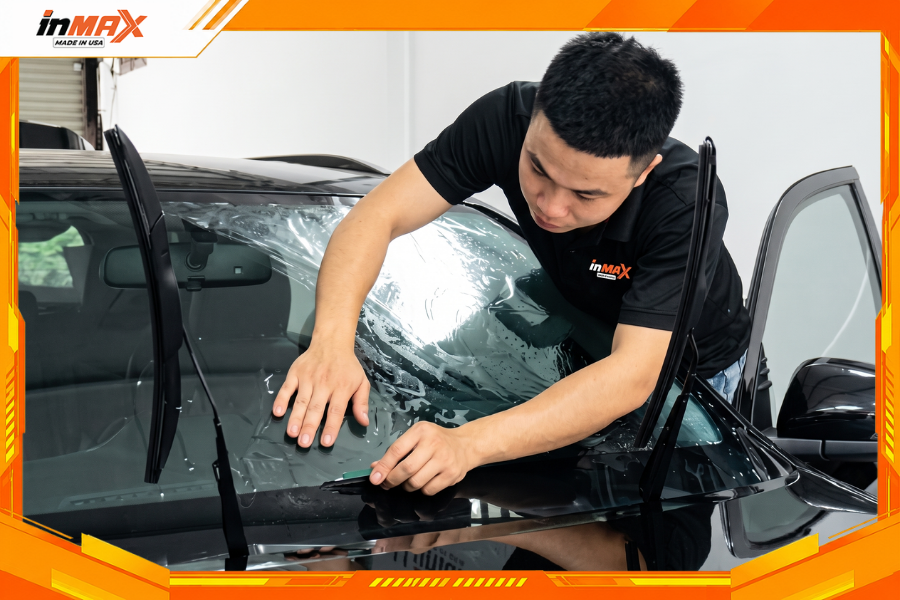 Dán phim cách nhiệt cho xe MPV7 vị trí kính lái