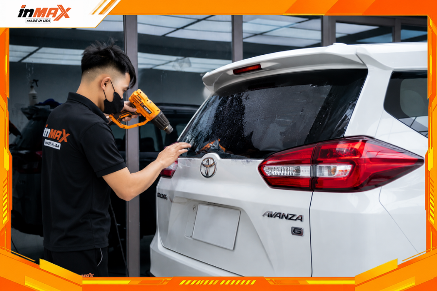 Dán phim cách nhiệt cho xe Toyota Avanza cho kính hậu nên chọn phim tối màu