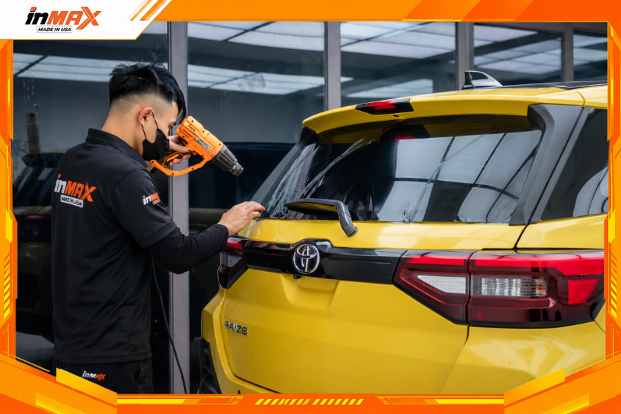Dán phim cách nhiệt cho xe Toyota Raize vị trí kính hậu