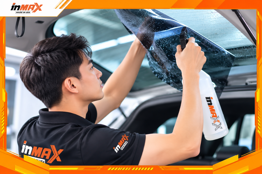Dán phim cách nhiệt cho xe VF2 vị trí kính hậu
