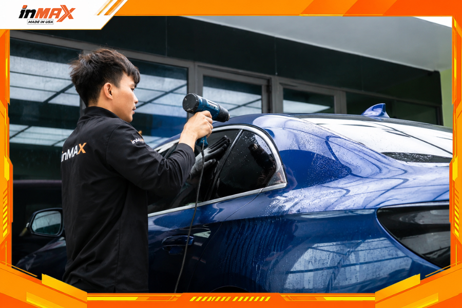 Sấy form là bước quan trọng trong quy trình dán phim cách nhiệt cho xe Vinfast Lux A