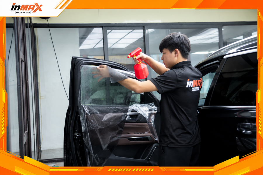 Cắt tạo form phim cách nhiệt vừa với kích thước kính xe
