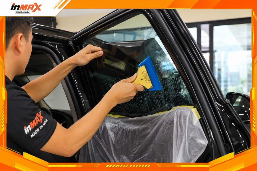 Tiến hành dán phim và gạt sạch bọt khí, nước đọng