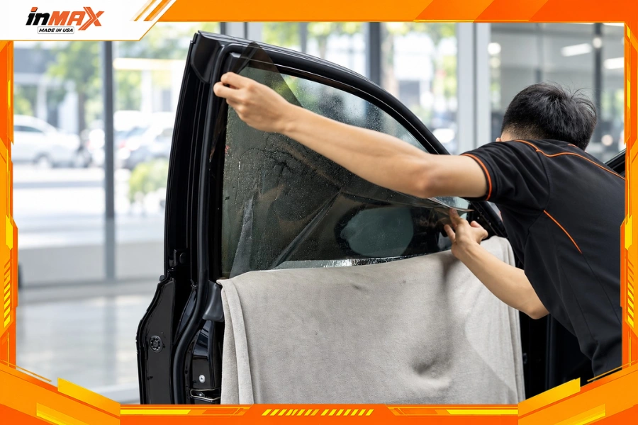 Dán phim cách nhiệt cho xe Toyota Camry ở vị trí kính sườn