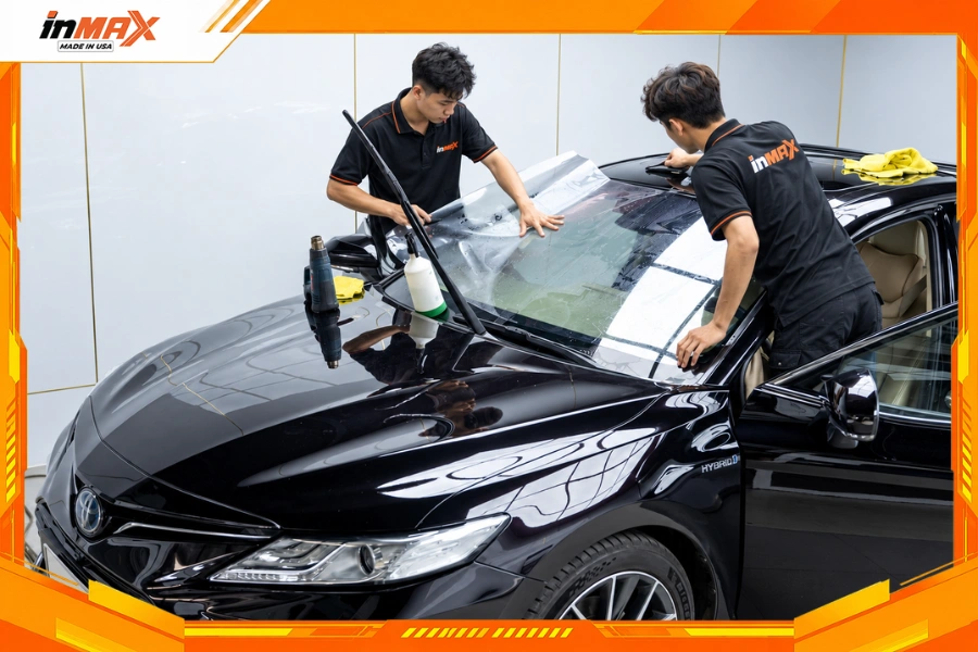 Thi công dán phim cách nhiệt cho xe Toyota Camry ở kính lái