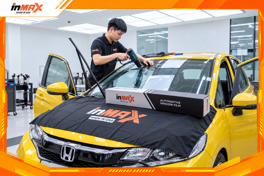 Vệ sinh nhẹ nhàng khi dán phim cách nhiệt cho xe Honda Jazz