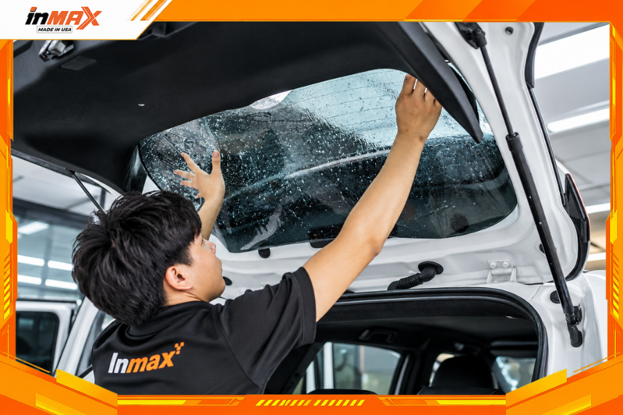 Dán phim cách nhiệt cho xe Mitsubishi Attrage được thực hiện bởi kỹ thuật viên chuyên nghiệp